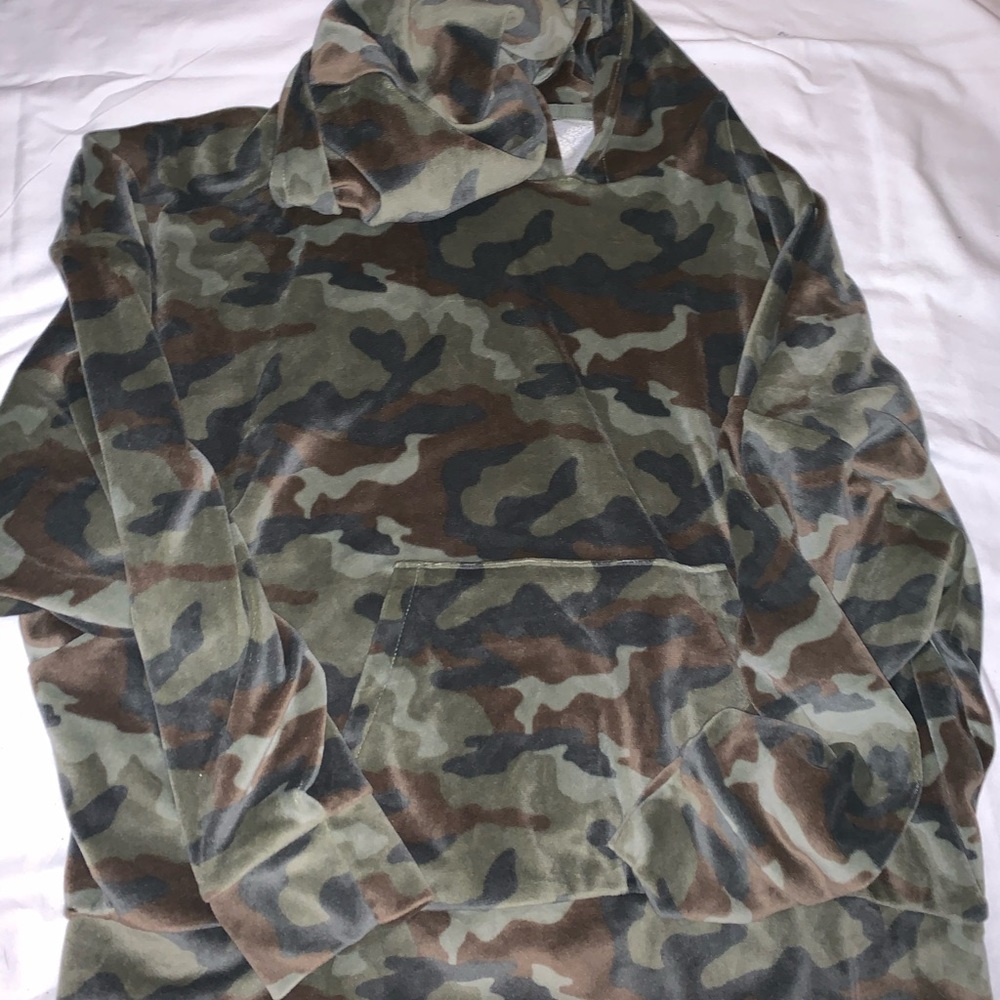 Camouflage velvet cropped sweatshirt